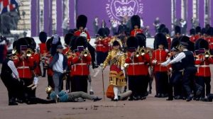 İngiltere'de Kraliçe Elizabeth için düzenlenen merasime protestocular damga vurdu