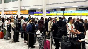 İngiltere'de son bir haftada 400'e yakın uçuş iptal edildi, yolculara 'tek bagaj' tavsiyesi geldi