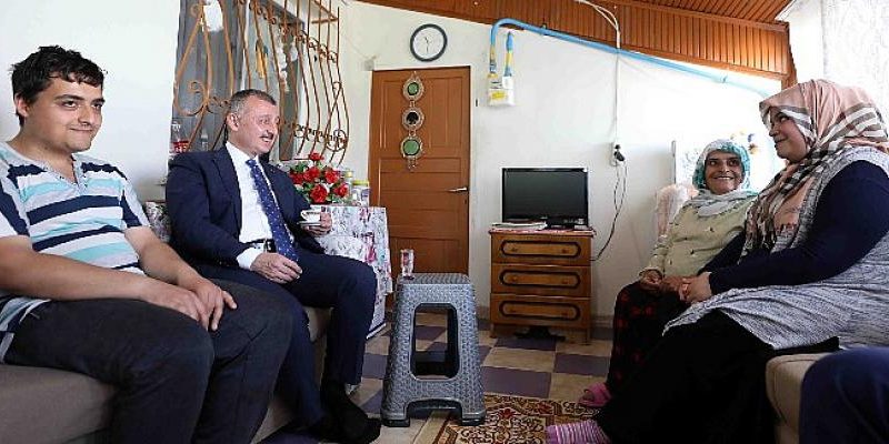 Lider Büyükakın: En hoş kahveyi Emine'nin ellerinden içtim