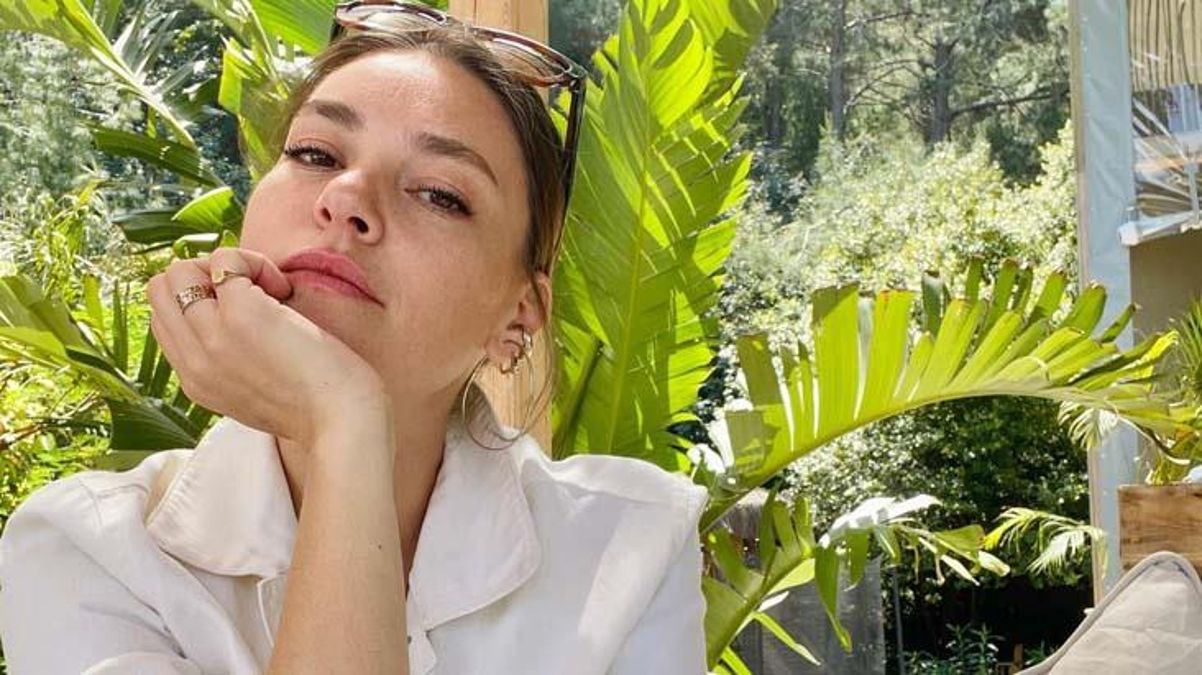 Tatil dönemini açan Aslı Enver, üstsüz güneşlenirken görüntülendi Tatil dönemini açan Aslı Enver, üstsüz güneşlenirken görüntülendi