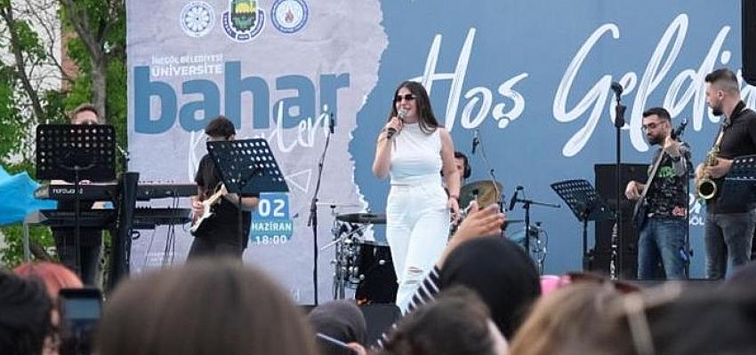 Üniversite Yaza Konserle Merhaba Dedi Üniversite Yaza Konserle Merhaba Dedi