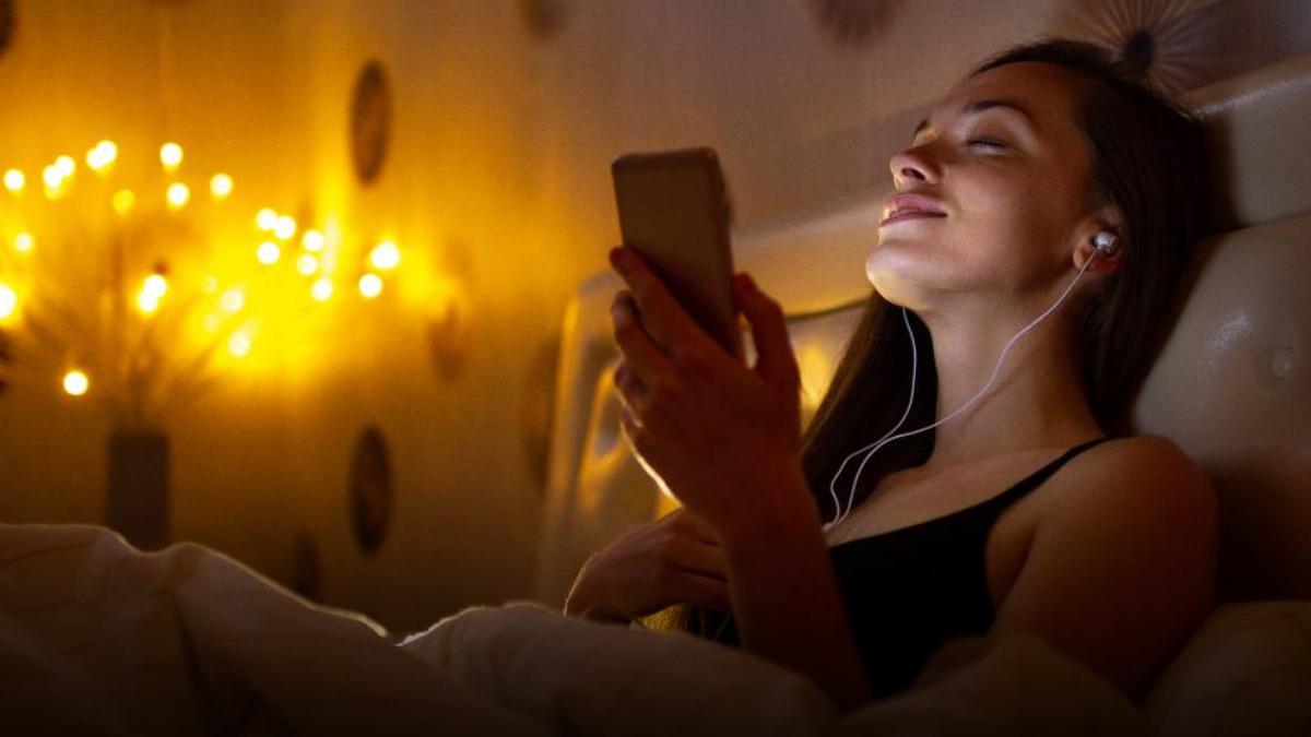 Bir Türlü Uyuyamadığınız Gecelerde Size Eşlik Edecek 12 Ruhunuzu Dinlendiren Müzik Bir Türlü Uyuyamadığınız Gecelerde Size Eşlik Edecek 12 Ruhunuzu Dinlendiren Müzik