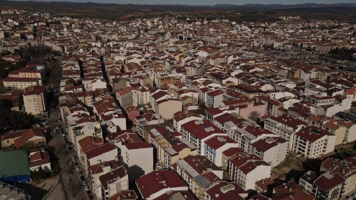 Zelzele Sonrası Oraya Akın Ettiler: ‘Kiralık Mesken Yok' Zelzele Sonrası Oraya Akın Ettiler: ‘Kiralık Mesken Yok'