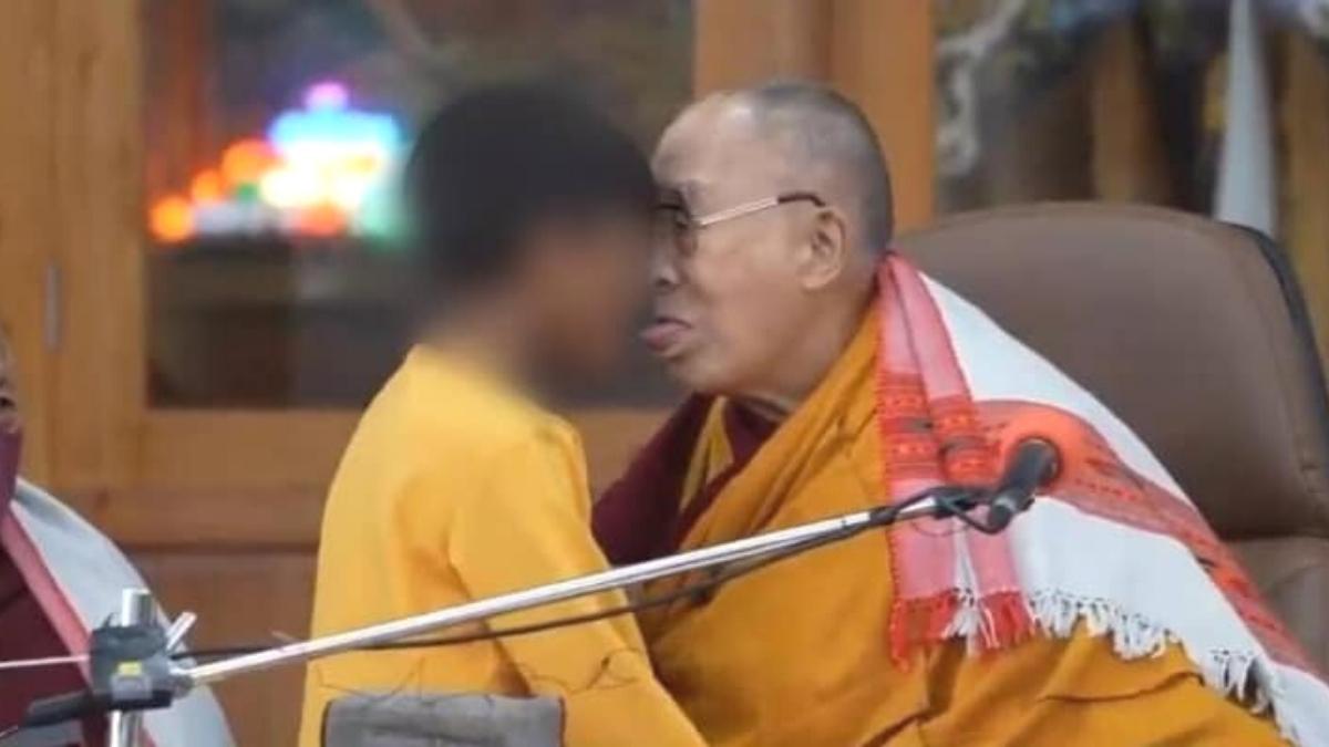 Dalai Lama, Bir Çocuğu Taciz Edip Lisanını Emmesini İstedi...