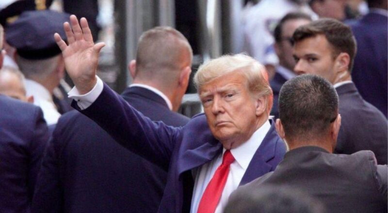 Donald Trump, Hakkındaki Suçlamaları Dinlemesi İçin Gözaltına Alındı
