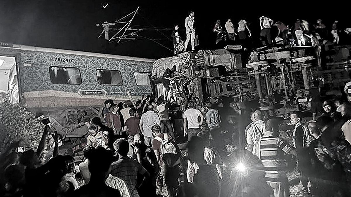 Hindistan'da Katliam Üzere Kaza: 50 Meyyit 300'den Fazla Yaralı