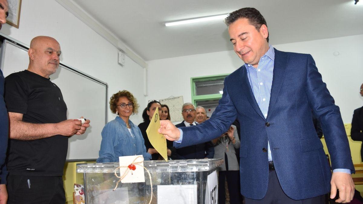 Oyunu Kullanan Babacan: "Ümit Ediyorum Demokrasinin Daha da İlerlemesine Vesile Olur" Oyunu Kullanan Babacan: "Ümit Ediyorum Demokrasinin Daha da İlerlemesine Vesile Olur"