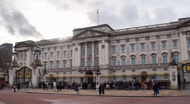 Kendini Buckingham Sarayı’nın Kapılarına Kelepçeledi: Polis, Şüpheliyi İkna Etmeye Çalıştı