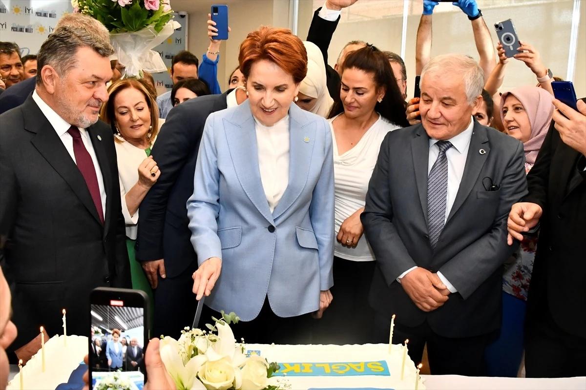 Meşalelerle Karşılandı: Meral Akşener Yeni Yaşını Kutladı! Meşalelerle Karşılandı: Meral Akşener Yeni Yaşını Kutladı!